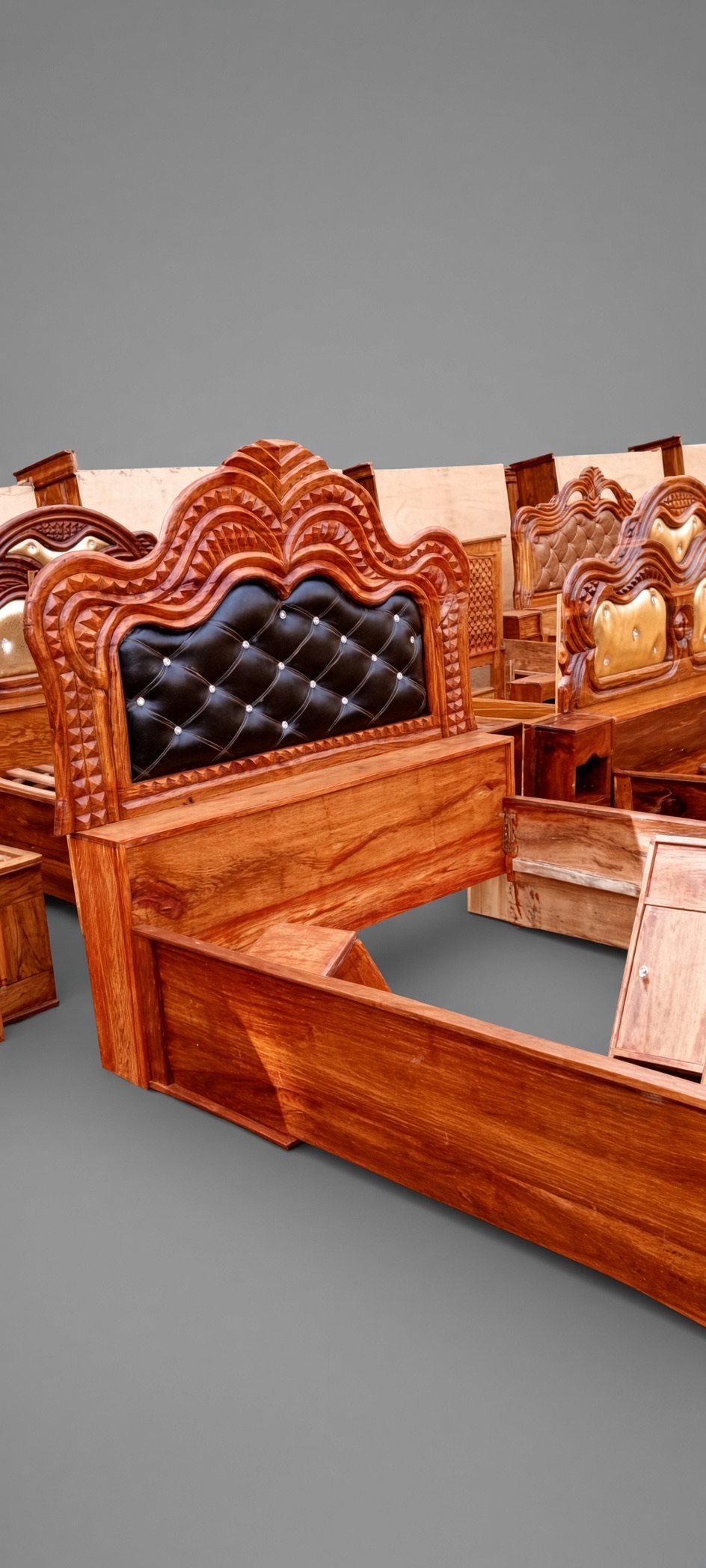 Lit en bois rouge .
